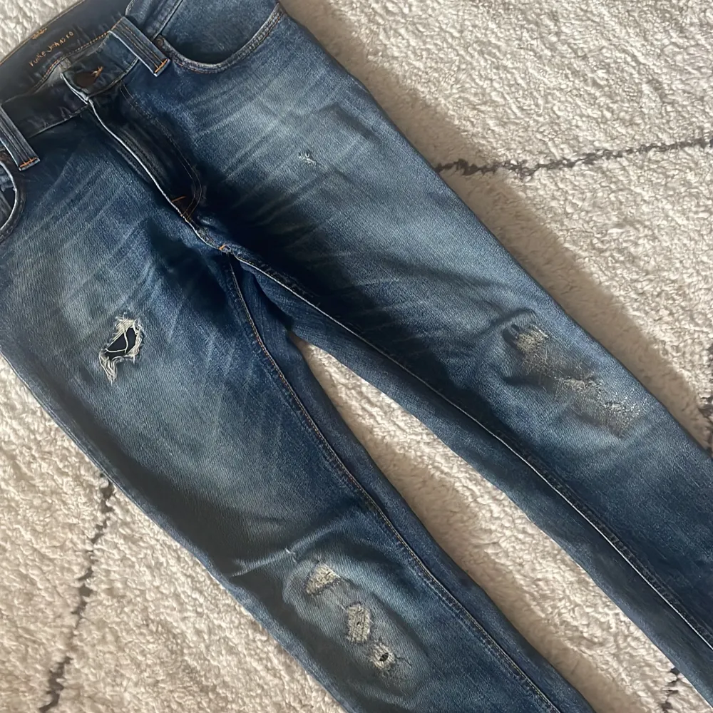 Ett par sjuka Nudie Jeans med slitningar! | Skick 9/10, fräscha | Modell: ”Thin Finn”, slim passform | Storlek 29/32 | Nypris 1600kr, vårat pris endast 649kr | Svarar gärna på era frågor och funderingar!. Jeans & Byxor.