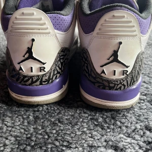 Air Jordan 3 Retro Mid Dark Iris - Säljer mina Jordan 3 då de inte längre kommer till användning. Har bara använts fåtal gånger och den smuts som finns går att tvätta bort. Storlek: 38,5. Går ej att köpa i butik längre.