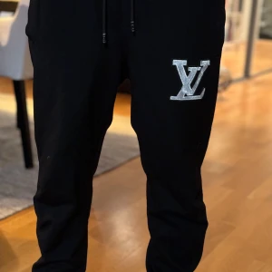 Louis vuitton - tjo folket säljer min tvär feta LV track bottom storleken är small/medium passar även 160 170 kom privat med funderingar 
