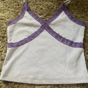 Lila spätts linne  - Ett super gulligt lila spätts linne som jag säljer då den aldrig kommer till någon användning. Den är super fin i skicket och bra i sin storlek.