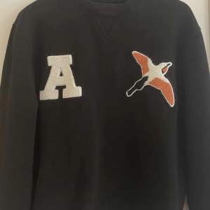 Hej säljer nu denna snygga Arigato sweatshirt .Den är i väldigt fint skick med inga defekter Nypris ligger på 1600. Den är köpt på arigato butiken i Stockholm. Bara att skriva ifall ni har frågor. 