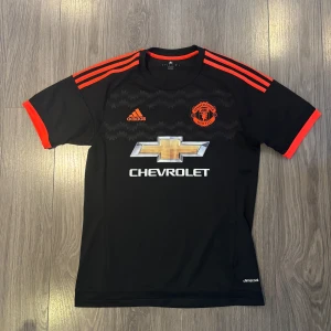 Fotbolls tröja - Adidas Manchester United fotbolls tröja. Mycket bra skick. Skriv för frågor eller mått.
