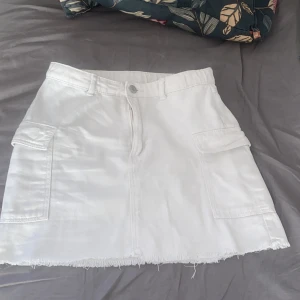  Jeans kjol  -  En vit jeans kjol använd några gånger Kommer från H&M