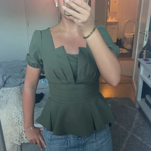 Finaste toppen  - Såå fin grön topp med fin midja! Stl S men något mindre i storleken! 100kr+frakt