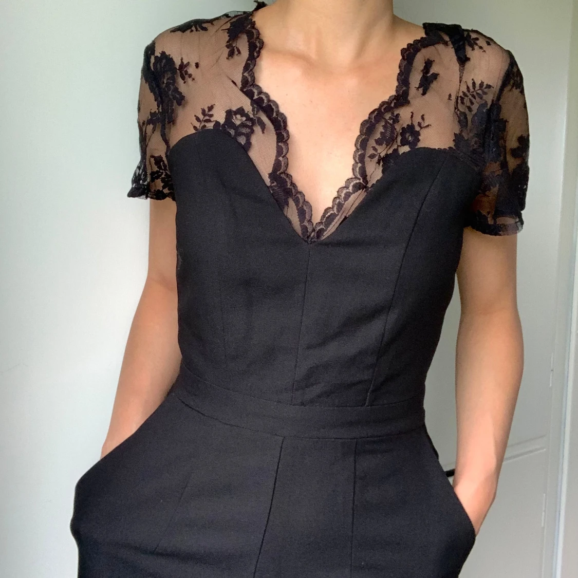 Svart byxdress med spets upptill