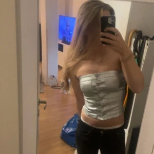 Jeanstopp SILVER❣️ - Jättefin jeanstopp från pull&bear som köptes i höstas. Använd en gång på inspark. Passar perfekt till fest eller som den är! Storleken är M, men skulle säga att den är lite liten i storleken då jag brukar ha S/XS❣️  Köpt för 299