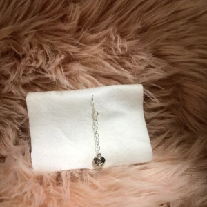 Silvrigt hjärt örhänge - ✨Ett fint hand gjort örhänge som är ett hjärta och har en tulpan på sig❤️🌷🤭!det finns inga defekter och aldrig tidigare andvända🪩😻🫶🏼