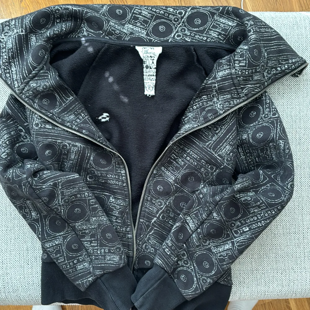 Jättesnygg billabong hoodie som är svart med silvriga detaljer som radios💕aldrig använd. Hoodies.