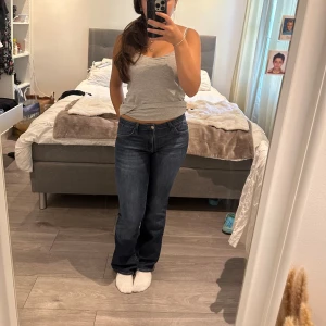 Mavi Bella Mid- jeans - Jätte fina jeans i storleken 27/30. Jag är ca 160 och dom passar bra o längden. Byxorna är i bra skick endast använda några fåtal gånger🩷