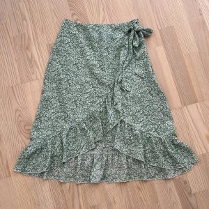 Blommig kjol  - Väldig somrig och fin grön kjol från SHEIN. Aldrig använd - super bra skick.
