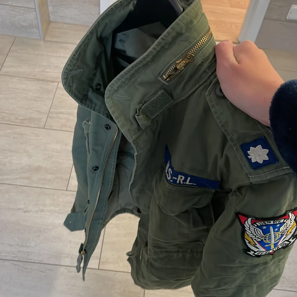 Sick 10/10 polo feild jacket passar 170-180 beroende på hur mycket man väger xs-s dessa är stora i storleken köpt på nk i Sthlm skriv om ni har frågor . Jackor.