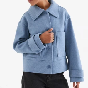 Ljusblå jacka - Säljer denna endast provade jacka från Kappahl 🩵 Superfin och enkel sommarjacka som även funkar på våren och hösten!   Den har kvar alla prislappar osv 🩵 Ordinarie pris ligger på 899:-  Kan skicka fler bilder 🥰