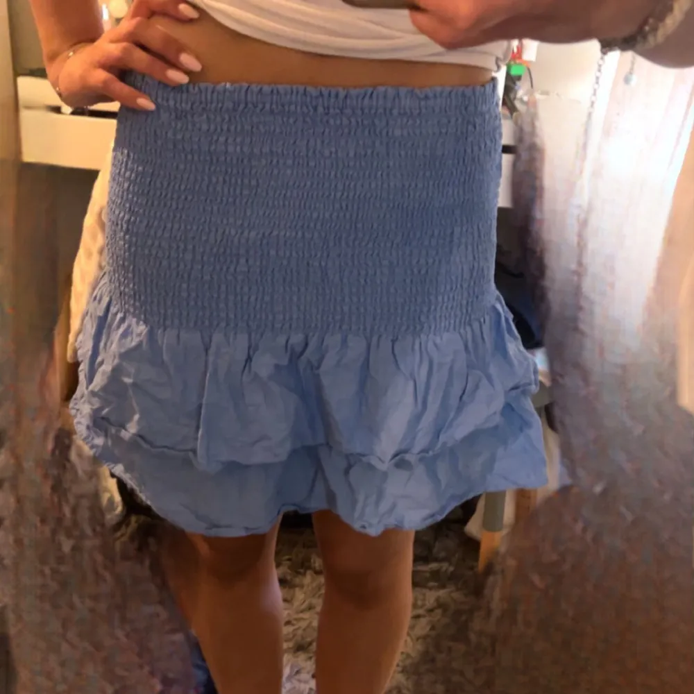 Super söt blå kjol från mango! På första bilden har jag vikt ner den🥰. Kjolar.