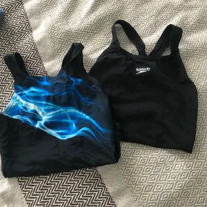 Två baddräckter - Säljer dessa två baddräkter från storlek 140-152 Den hel svarta: 140 Den blåa: 146/152 Väldigt fina, mycket bra skick  Skickar dagen efter du köpt, detsamma med andra plagg jag säljer (: Köp båda: 250kr Separat: 150kr