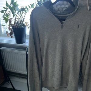 Ralphlauren halfzip - Tjena säljer nu denna tvärfeta Ralph lauren halfzipen den har några defekter såsom olja som kan tvättas bort(inga hål eller liknande)hör av er vid intresse 