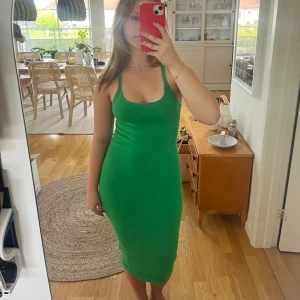 Grön klänning från Zara - Jättefin klänning från Zara. Storlek XS-S. Använd ett fåtal gånger så mycket bra skick. Klänningen går ungefär till mitten på vaderna på mig som är ungefär 160. 