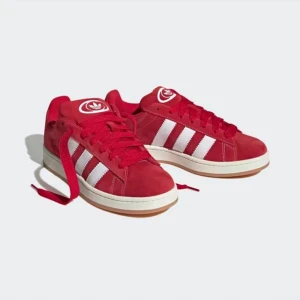 Adidas Campus 00 - Selger disse skoene fra Adidas. Campus 00s red. Str 40. Kun brukt en gang, fremstår som nye. Hvite og ekstra røde lisser følger med + boks om ønskelig. Kjøpt på PardonMyKicks.se Ta kontakt om du lurer på noe💕