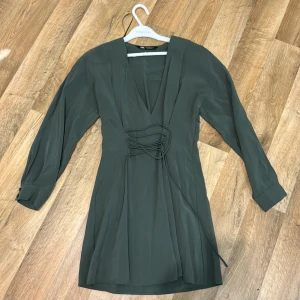 Mörkgrön klänning  - Mörkgrön zara klänning i st xs 