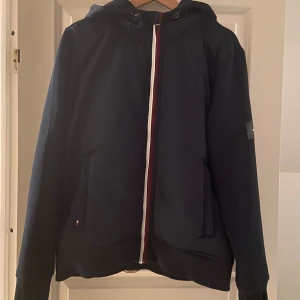 Tommy hilifiger vinter jacka storlek L  - Jag säljer en elegant och funktionell vinter jacka från Tommy hilifiger i storlek L  Jackan är i stillren design och i utmärkt skick. Den har ba använts ett få antal gånger. Inga hål inga konstigheter!  Pris gör absolut att diskutera ba skriv !!!!!!!