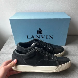 Lanvin skor - Vi säljer dessa riktiga snygga lanvins. Skick 9/10 pris3499kr✅ Storlek UK7 41-42 box och dustbag medföljer vid köp, vid frågor eller funderingar så är det bara att fråga!