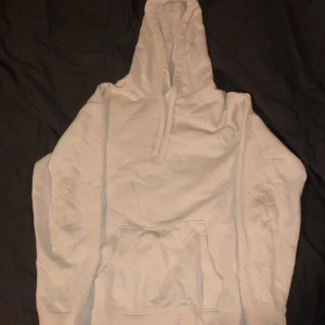 Vit hoodie  - Bra skick  Har en liten prick på högerärm  Köpt för 300kr 