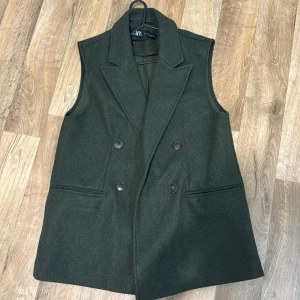 Mörkgrön väst  - Mörkgrön zara väst i st s oanvänd 