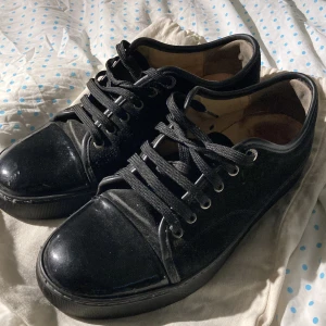 Lanvin Cap toe  - Tja, säljer nu ett par riktigt fräscha skor i ett otroligt bra skick! Dem pr använda men inte skadade på något sätt, storleken är uk6 men dem passar 42! Skriv om frågor och funderingar!