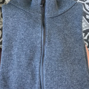 Springfield Grå ziptröja - Fin cardigan i  skön bomull.  Skickas endast. 