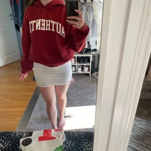 Hoddie - Säljer den här coola hoddien från Gina tricot eftersom jag redan har fullt med hoddies i min garderob. Den är perfekt till sena sommarkvällar! 