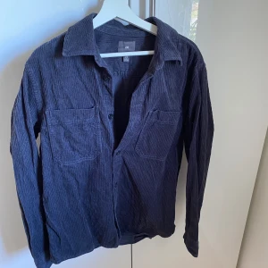 Manchesterovershirt från HM - Bra skick