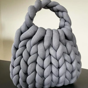 Unik handvävd väska - Hejhej, jag gör dem här väskorna själv, köper du en så gör jag en helt ny till dig, materialet kostar ca 300kr, jag tar 600 totalt.   Hör gärna av er, kan göras i olika färger!  Skickas helst via post eller hämtas i motala