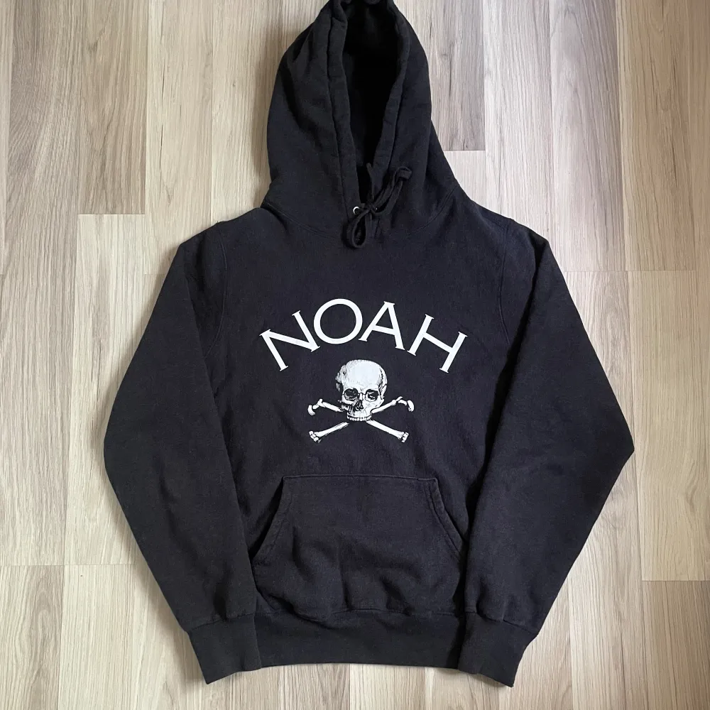 Noah Jolly Roger Hoodie  Heavy och thick hoodie i gott skick  Skriv om fler bilder eller mått önskas  Ordnar bättre pris vid köp av flera plagg, se mina andra annonser ✌️    . Hoodies.