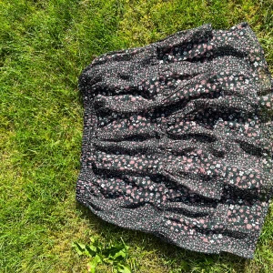 Blommig kjol - Blommig kjol med volanger, använd endast en gång på en festival förra året