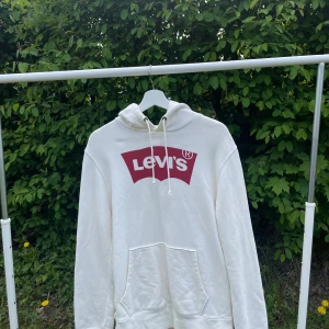 Levi’s hoodie - M - Levi’s hoodie i använt skick! Säljes billigt!🤝