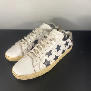 Saint Laurent Skor - Hej! Säljer nu dessa Saint Laurent skor, storlek 41, skicket bedömer vi är bra finns några små fläckar, tveka inte på att höra av er vid frågor kring skorna! 