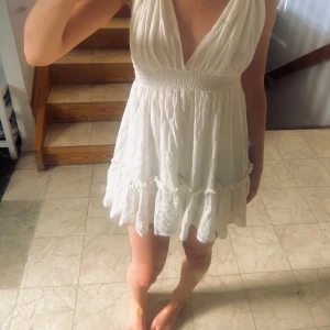 Vit klänning - Superfin vit klänning som jag köpte utomlands men som tyvärr inte kommer till användning💗 Det står ingen storlek men jag har xs-s och den passar mig. Man kan justera med bandet lite storleken också💗