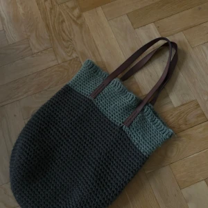 Stickad Totebag - Söt grön liten väska som är köpt secondhand. Använder inte så ofta längre. Bra skick. Kontakta vid intresse. 