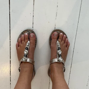 Sandaler från Bianco - Säljer dessa sandaler från Bianco i storlek 38. De är endast använda 2-3 ggr men printen på sulan har avskavts något.