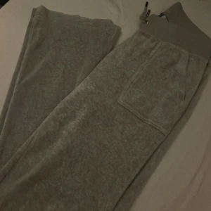 Mjukis Juicy Byxor - Jätte fina Juciy byxor i nyskick! Använda ca 2-3 gånger men helt fläckfria o hela! Säljer då jag inte använder dom och på grund över att dom är för långa i benen. Lite högmidjade men går fint att vika ner! Storlek S men är långa för mig som är 160!💓