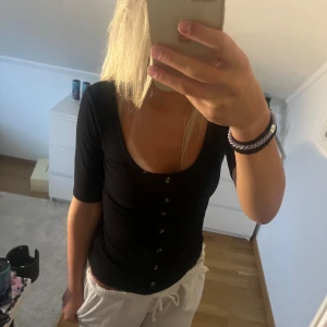 Tshirt - Svart nästan oanvänd tshirt, använd ca 4 gånger