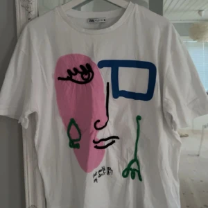 T-shirt från zara  - En så cool och fin T-shirt från zara. Den är så fin till sommaren och hösten och sitter lite overzised , 120kr+frakt men jag kan diskutera priset. Så du får jättegärna höra av dig om du är intresserad🩷