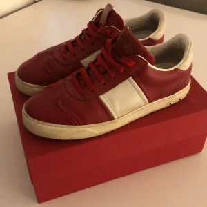 Valentino flycrews  - Valentino flycrews i storlek 39, passar 40. Bra skick, 8 av 10! Vuxit ur dem. En nit saknas på vä sko, i övrigt jättefina!