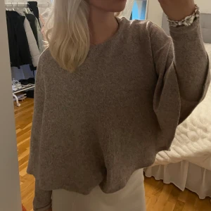 Poncho - Fin poncho med ärmar, använd fåtal gånger. Lite rosa/beige i färgen