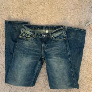 Säljer mina Arrow low jeans i mörkblått från weekday i storlek 24/32💘💘