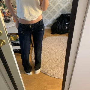 Mörkblå jeans - Säljer dessa superfina mörkblå jeans eftersom jag har så många andra. Storleken är w26 men passar de som brukar bära w25 också ( vilket jag själv brukar ha). De passar perfekt i längden på mig som är 168 cm💘💘