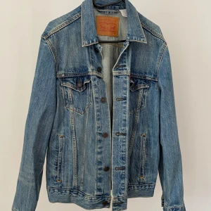 Jeansjacka Levi’s - Jeansjacka, storlek M men åt de lite tajtare hållet. Robust textur, 100% bomull.