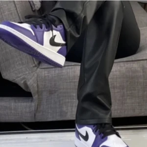 Purple nike - Skor som inte passar dom är använda och har några bruna märken som syns 