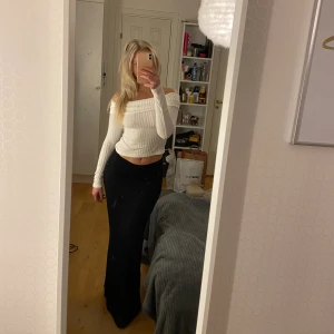 Offshoulder-tröja  - Vit offshoulder-tröja i mjukt material, aldrig använd🤍