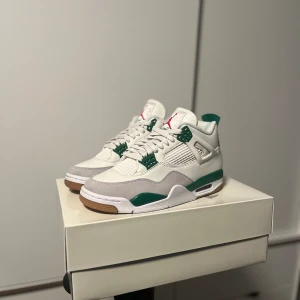 Jordan 4 SB Pine Green - Helt splitter nya Jordan 4 SB Pine Green! Dom fetaste skorna nu till sommaren kan bli dina! Helt DS fortfarande factory laced , fräsch box, kan skicka digitalt kvitto, kan slänga in en klubba om du vill det också 🤷‍♂️