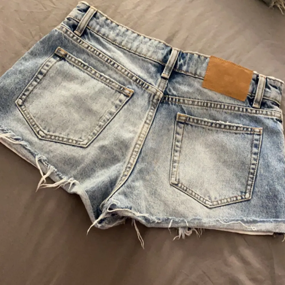 Säljer dessa snygga zara jeansshorts då jag jag för många likadana, är mid rise men sitter mer low waist, så snygga och perfekt färg till sommaren💗. Shorts.